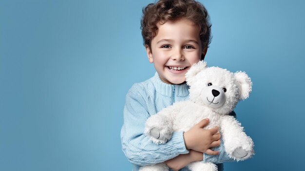 Menino branco de roupa casual divirta-se abraça o ursinho de pelúcia