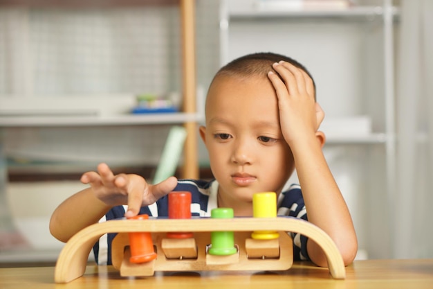 Criança está jogando um jogo popular com botões um brinquedo