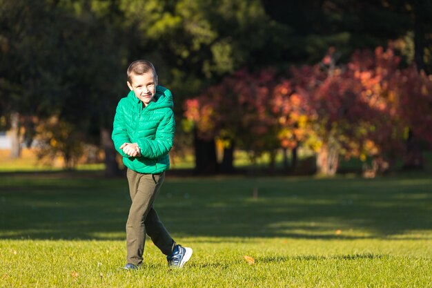Menino brincando ao ar livre no campo