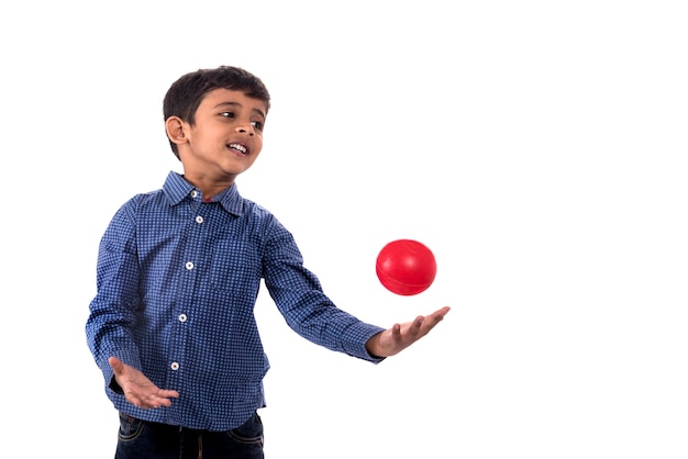 Menino brincando com a bola no fundo branco