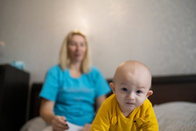 Menino brincando com a mãe em casa, estilo de vida