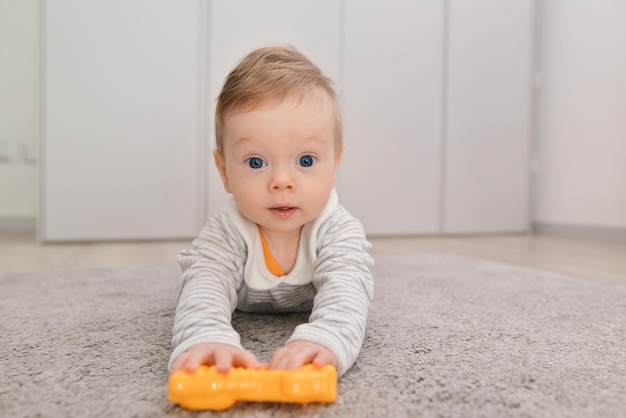 Menino brincando com brinquedos dentro de casa em casa