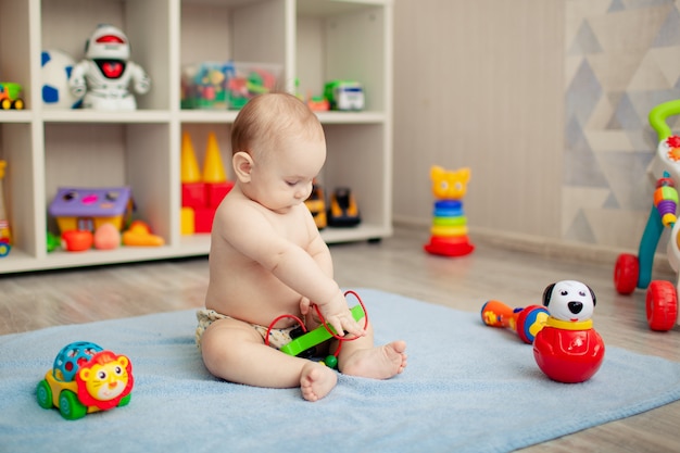 Menino brincando com brinquedos educativos em uma creche