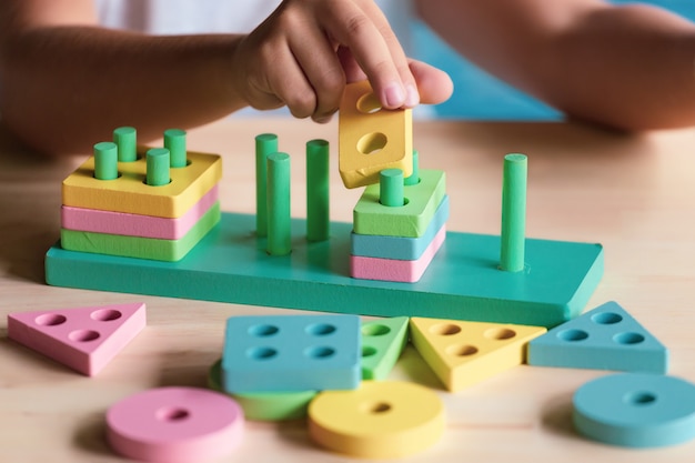 Foto menino brincando com brinquedos infantis para aprender as habilidades