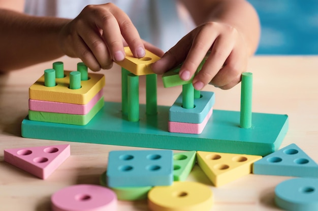 Menino brincando com brinquedos infantis para aprender as habilidades