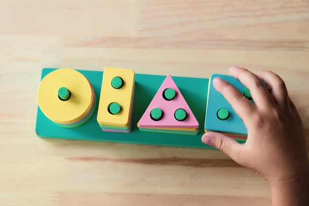 Menino brincando com brinquedos infantis para aprender as habilidades