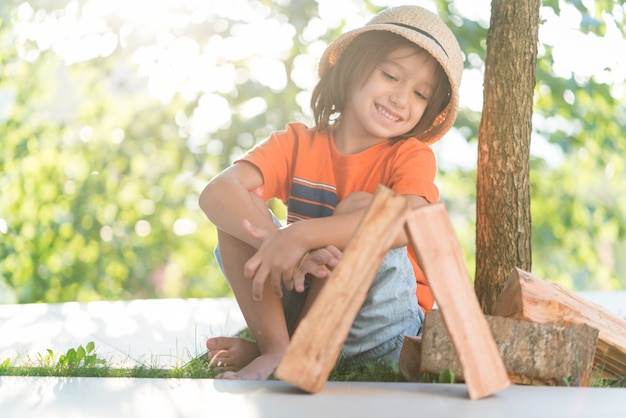 Menino brincando com madeira