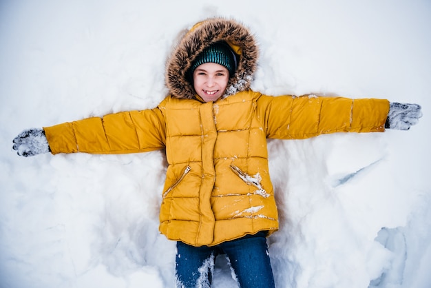 Menino brincando com neve