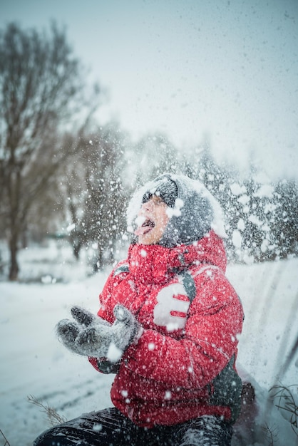 Menino brincando com neve