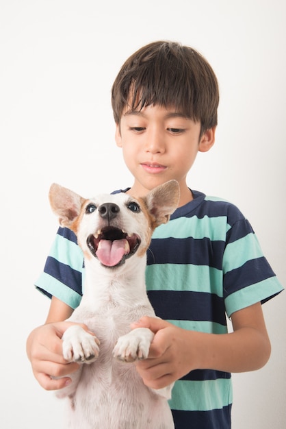 Menino brincando com seu amigo cachorro jack russel