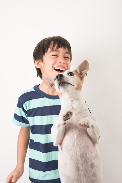 Menino brincando com seu amigo cachorro jack russel