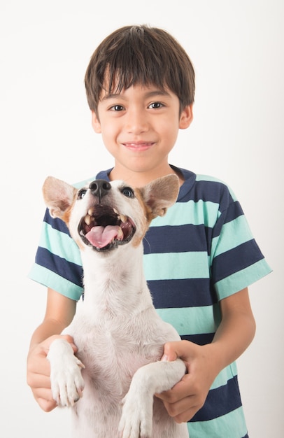 Menino brincando com seu amigo cachorro jack russel