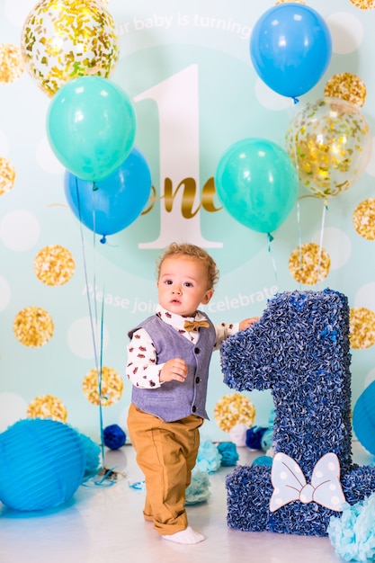 Foto menino brincando com um bolo durante festa de aniversário de quebra de bolo