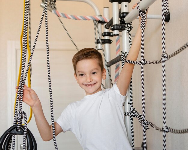 Foto menino brincando em casa