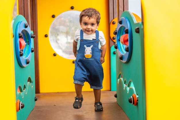 Menino brincando em um playground se divertindo no verão