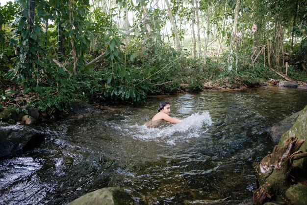 Menino brincando na água e se divertindo