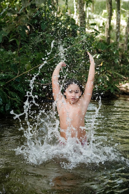 Menino brincando na água e se divertindo