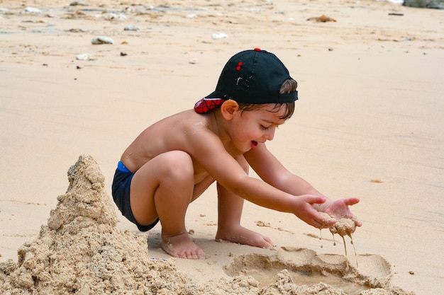 Jogos Dos Meninos Na Praia Com Areia Foto de Stock - Imagem de