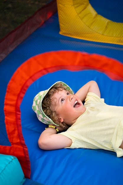 Foto menino brincando na casa de salto alto ângulo