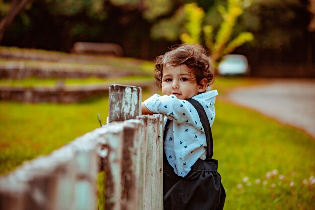 Menino brincando na grama de um parque