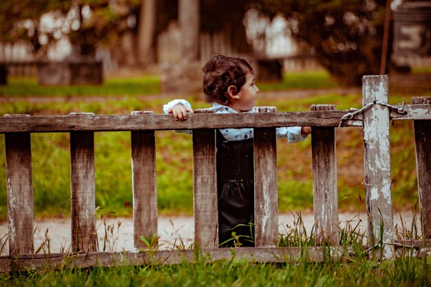 Menino brincando na grama de um parque