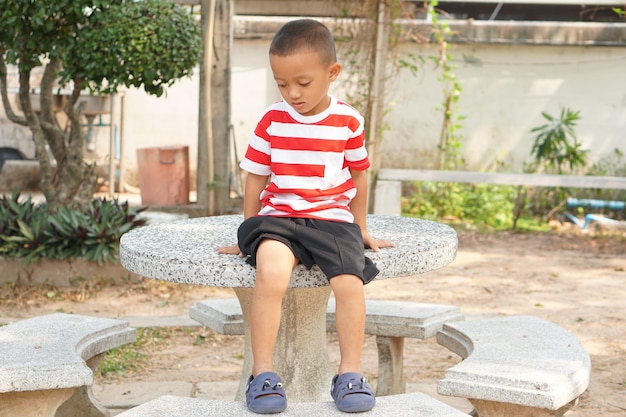 Menino brincando na mesa