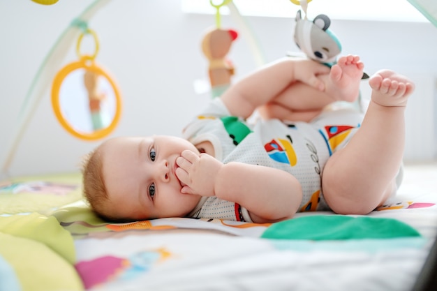 Menino brincando no berço.