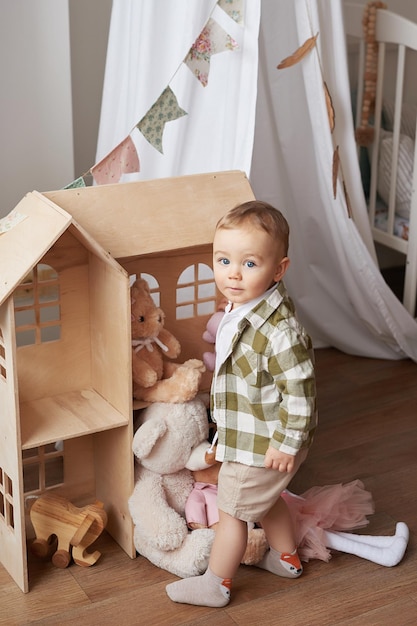 Menino brincando no quarto infantil brinquedoteca infantil brinquedos educativos desenvolvimento infantil