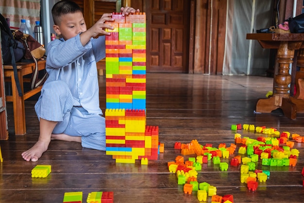 Menino, brinquedo jogando, quebra-cabeça