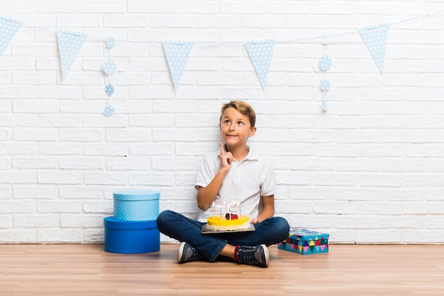 Menino, celebrando, seu, aniversário, com, um, bolo, ficar, e, pensando uma idéia