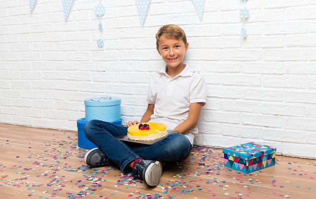 Menino, celebrando, seu, aniversário, com, um, bolo
