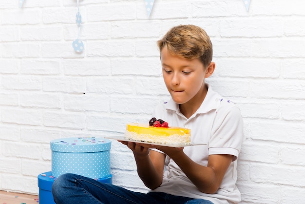 Menino, celebrando, seu, aniversário, comer, a, bolo