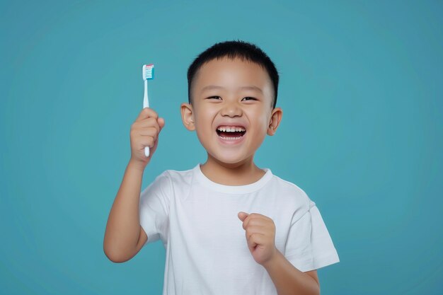 Menino chinês com escova de dentes na mão em fundo azul claro