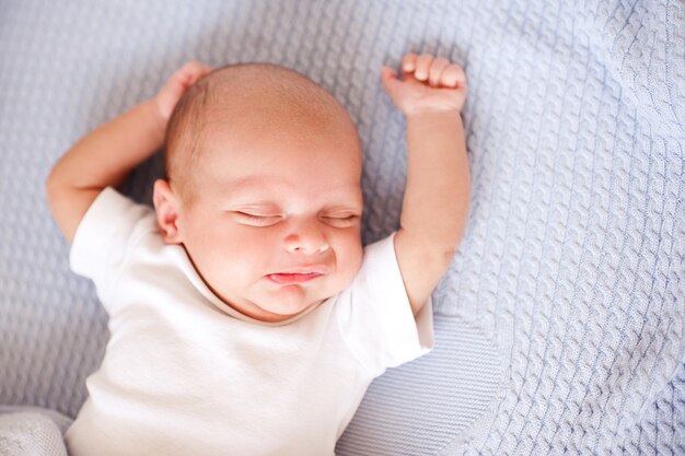 Menino chorando deitado na cama closeup. Criança doente. Doença.