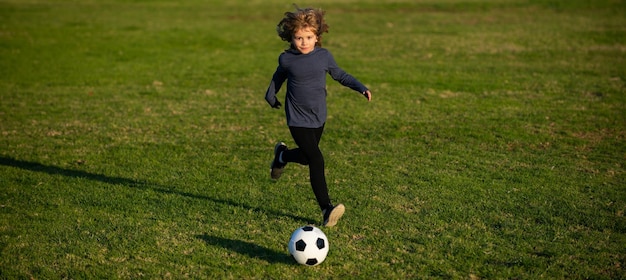 Menino chuta a bola de futebol Jogador de futebol em movimento menino em movimento Criança jogando futebol criança feliz desfrutando de esportes jogo de futebol atividades infantis pequeno jogador de futebol