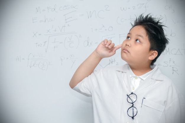 Menino cientista pensando em fundo branco