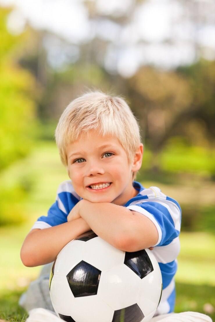 Foto menino com a bola no parque