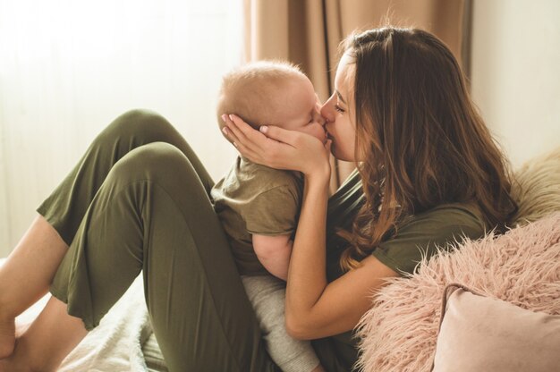 Menino com a mãe na cama