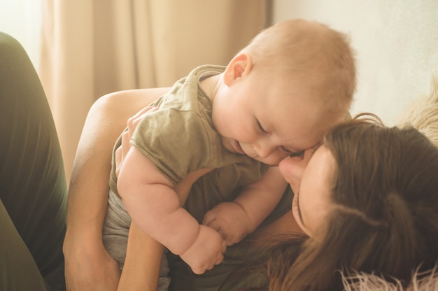 Menino com a mãe na cama