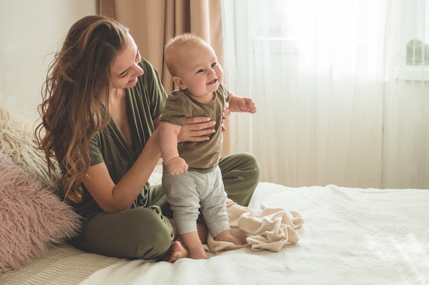 Menino com a mãe na cama