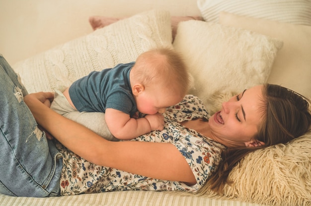 Menino com a mãe na cama