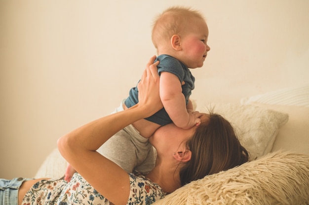 Menino com a mãe na cama