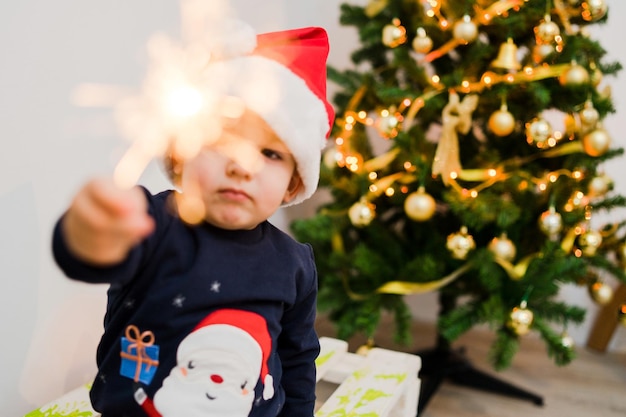 Menino com árvore de natal