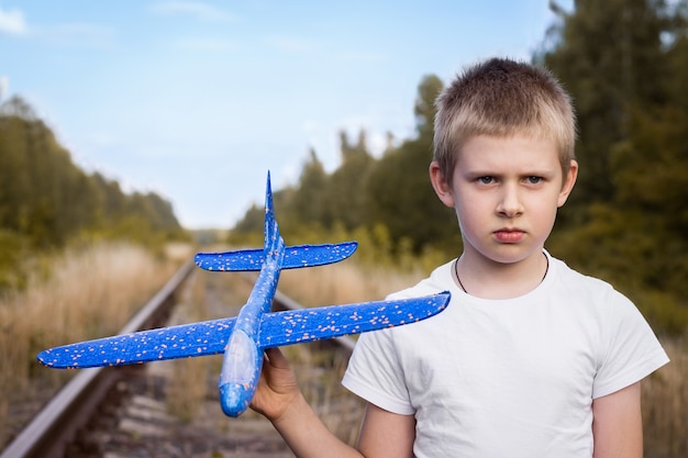 Menino com avião