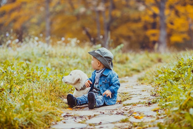 Menino com cachorro golden retriever