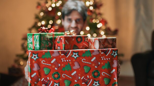 Menino com caixa de presentes de Natal