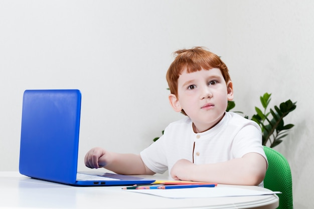 menino com computador