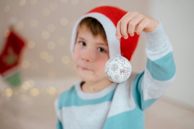 Menino com enfeites de natal