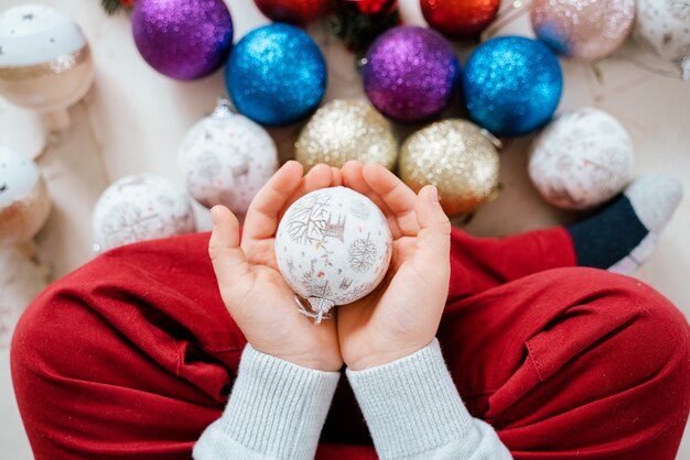 Menino com enfeites de natal