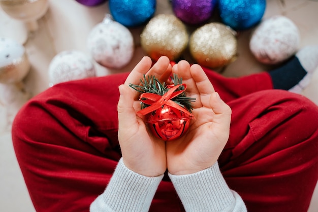 Menino com enfeites de natal